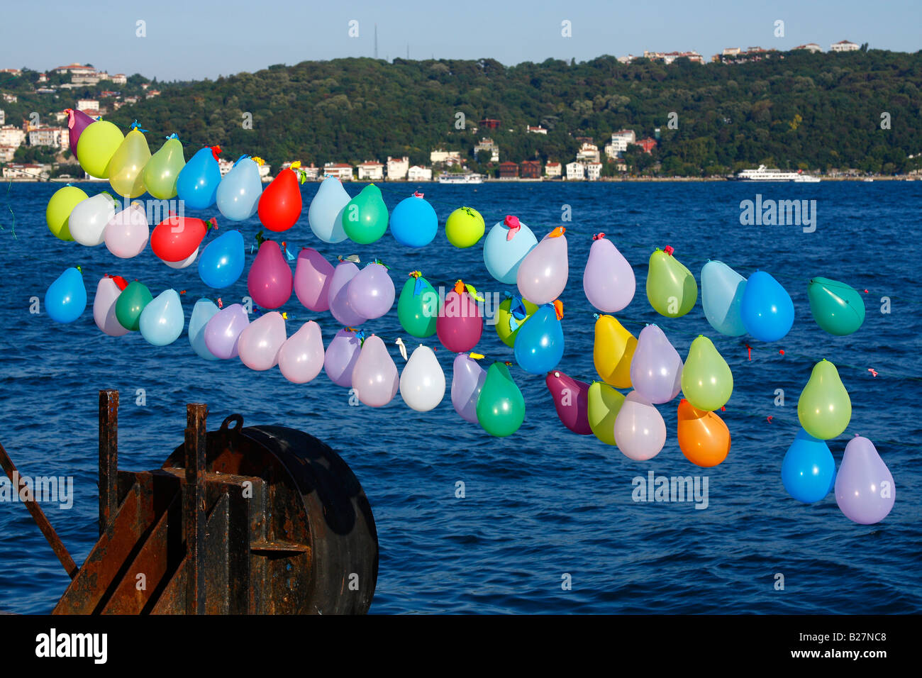 Baloons appeso al lato mare. Bosphorus Istanbul, Turchia. Foto Stock