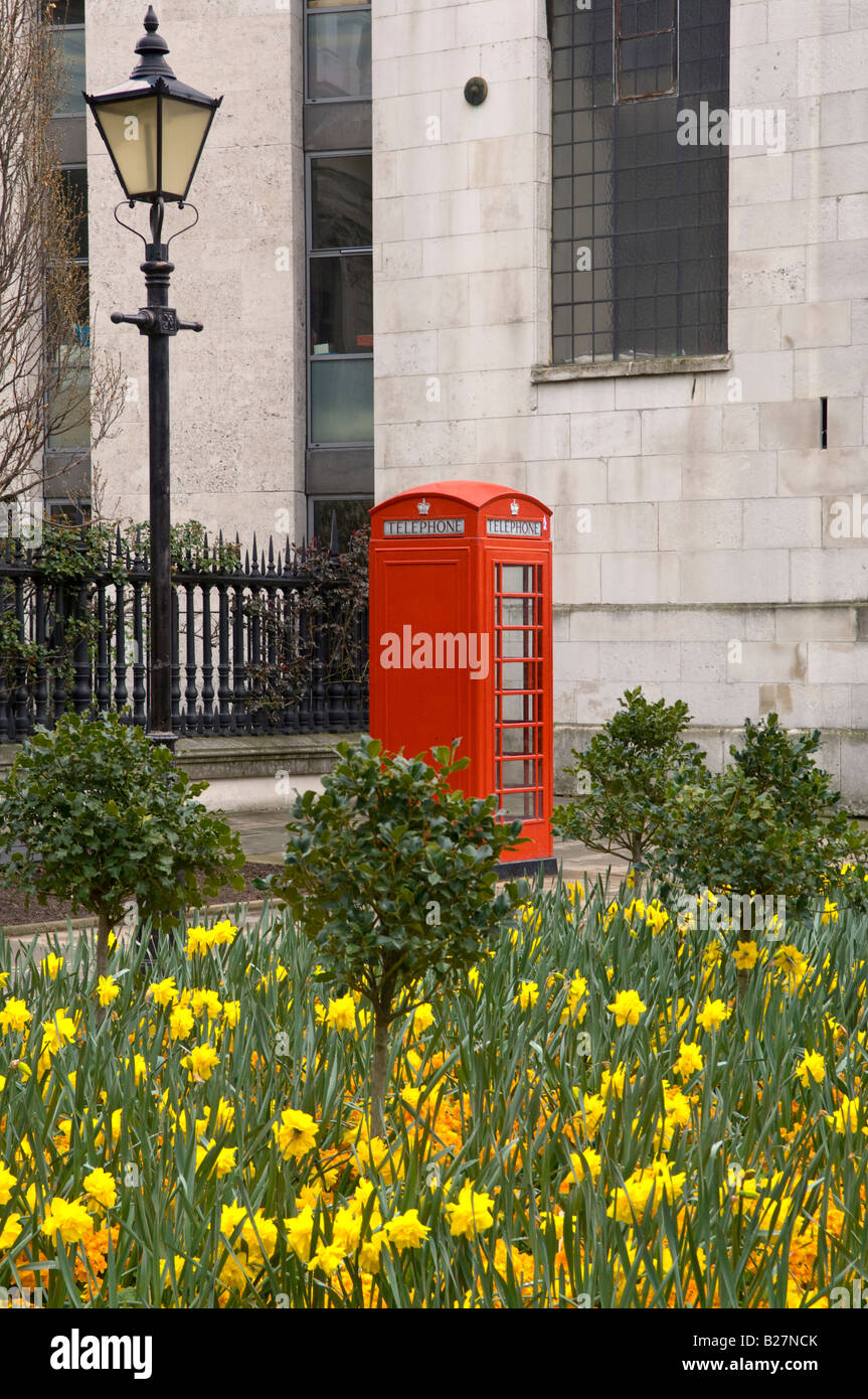 Telefono rosso casella vicino la cattedrale di San Paolo a Londra centrale. Foto Stock