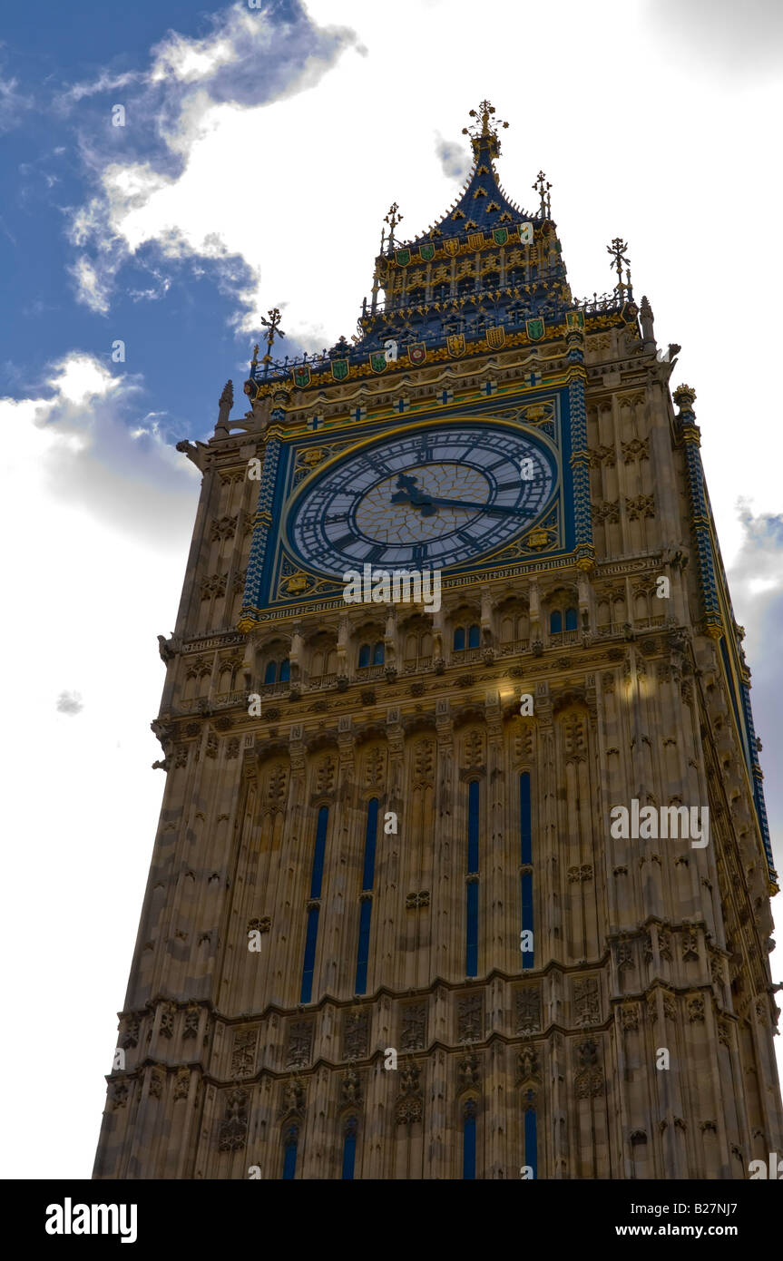 Big Ben contro il bianco delle nuvole e cielo blu presso il Palazzo di Westminster. Foto Stock