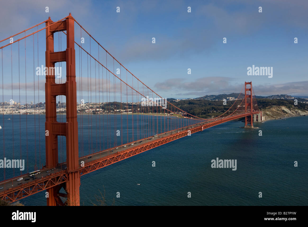 Il Golden Gate Bridge, visto dal Golden Gate National Recreation Area, San Francisco, California, Stati Uniti d'America. Foto Stock
