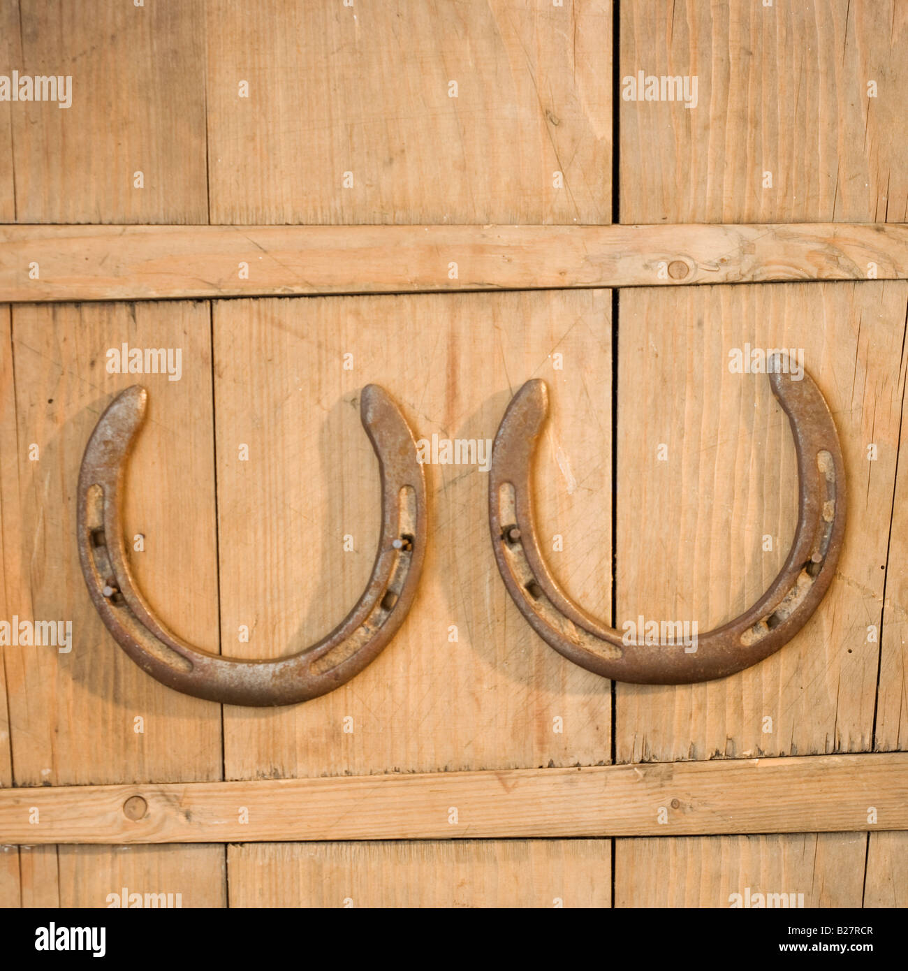 Ferro di cavallo appeso alla parete Foto stock - Alamy
