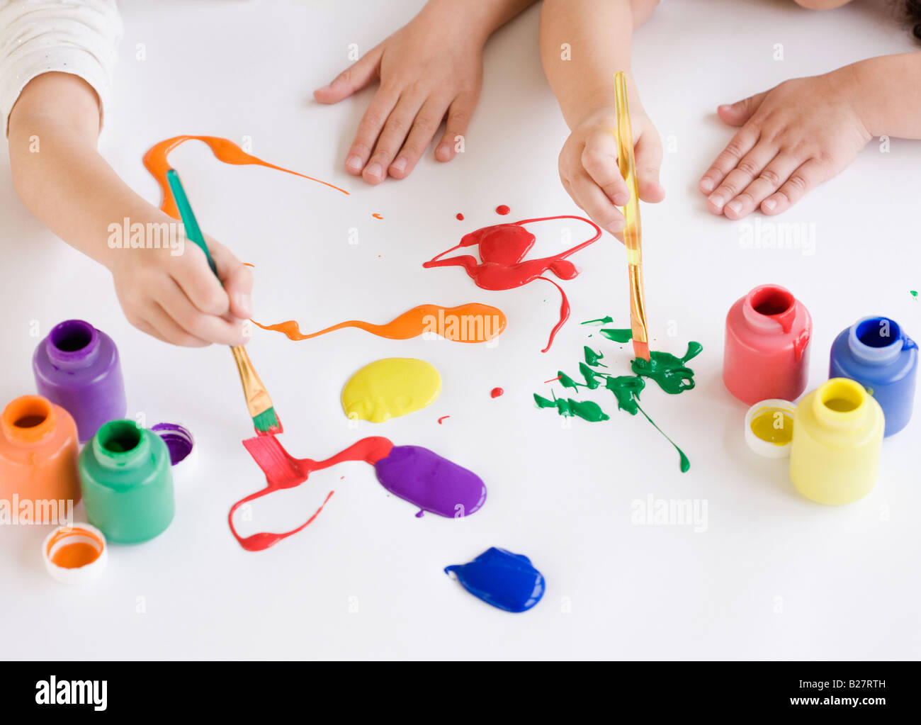 I bambini la pittura su tavola Foto stock - Alamy