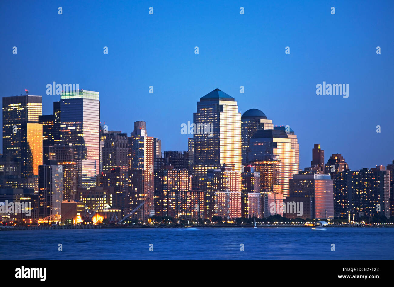 New York skyline della città lungo il fiume Hudson di notte, New York, Stati Uniti Foto Stock New York skyline della città lungo il fiume Hudson di notte, New York, Stati Uniti Foto Stock