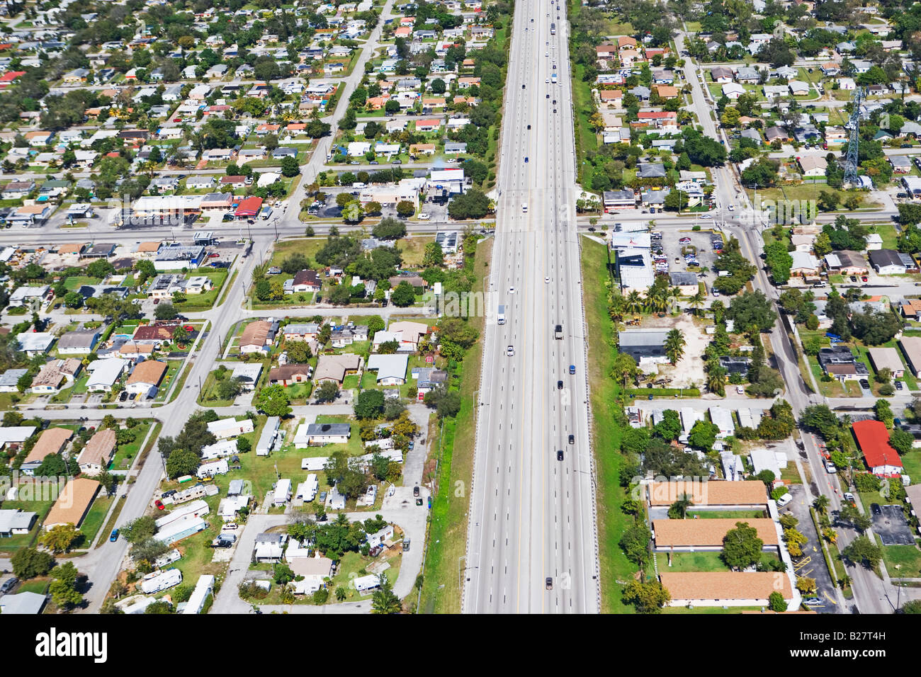 Vista aerea dell'autostrada attraverso la zona residenziale, Florida, Stati Uniti Foto Stock