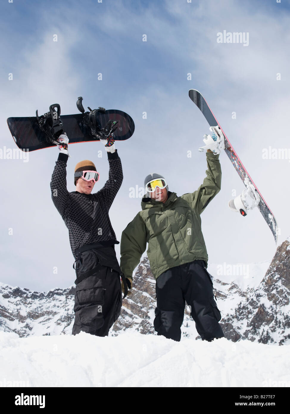 Gli appassionati di snowboard holding snowboard su capi Foto Stock