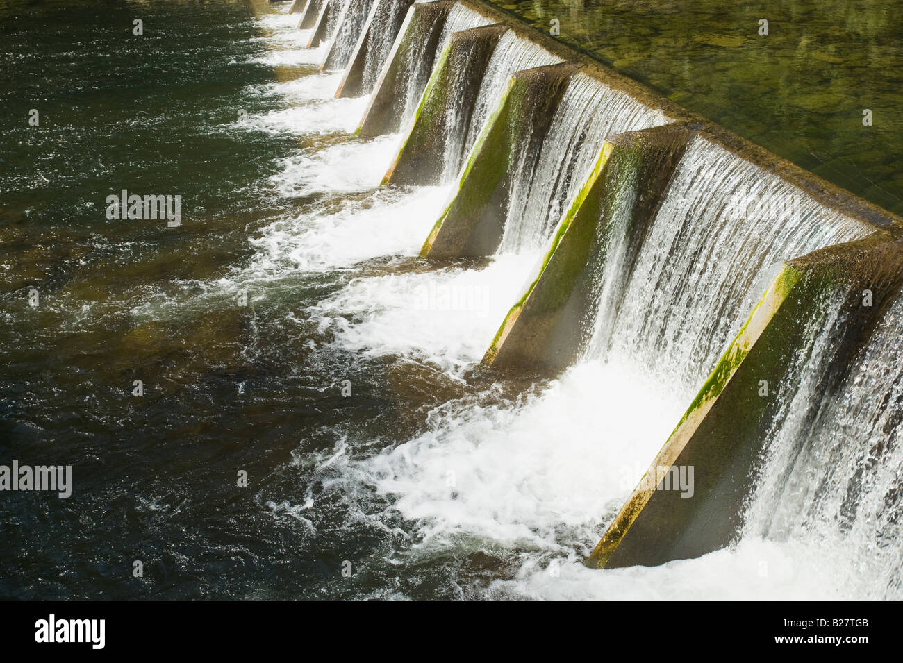 Acqua di versarla sulla diga, Vancouver, British Columbia, Canada Foto Stock