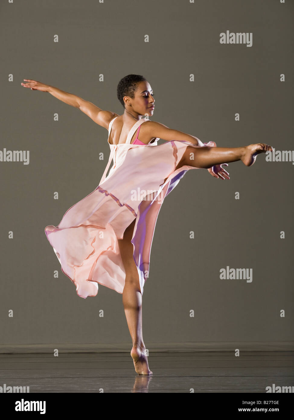 Barefoot ballet dancer posing on immagini e fotografie stock ad alta  risoluzione - Alamy