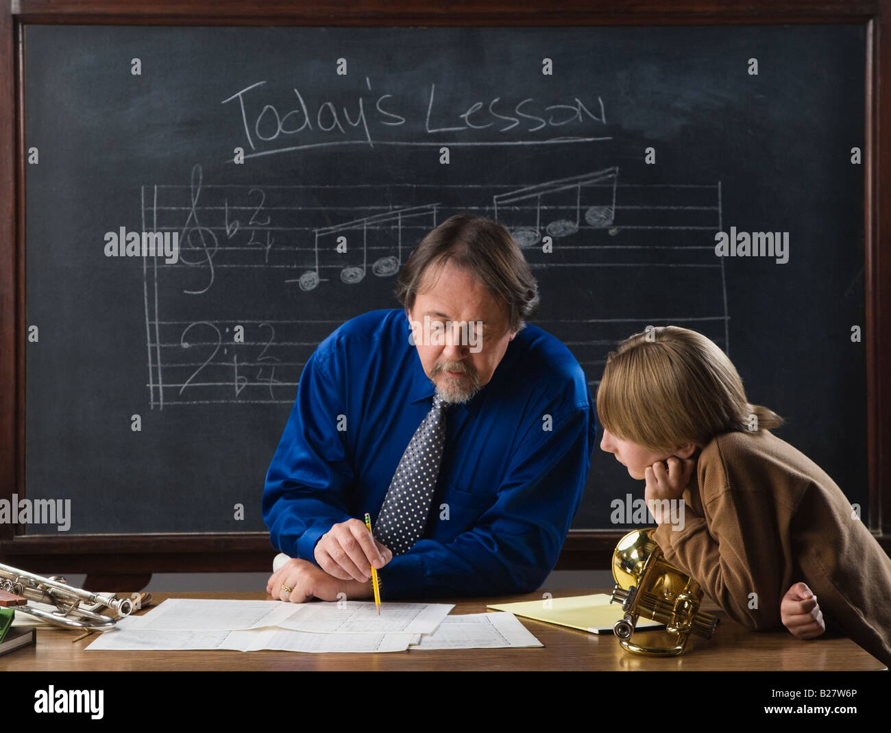 Insegnante di musica e studente di fronte di Blackboard Foto Stock