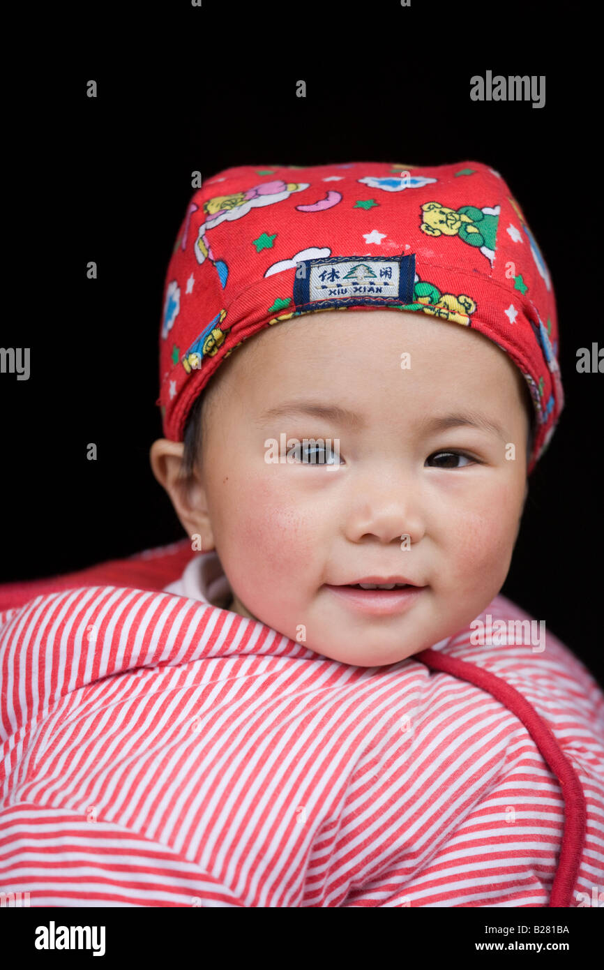 Baby girl in Fuli Città Vecchia Xingping Cina Foto Stock