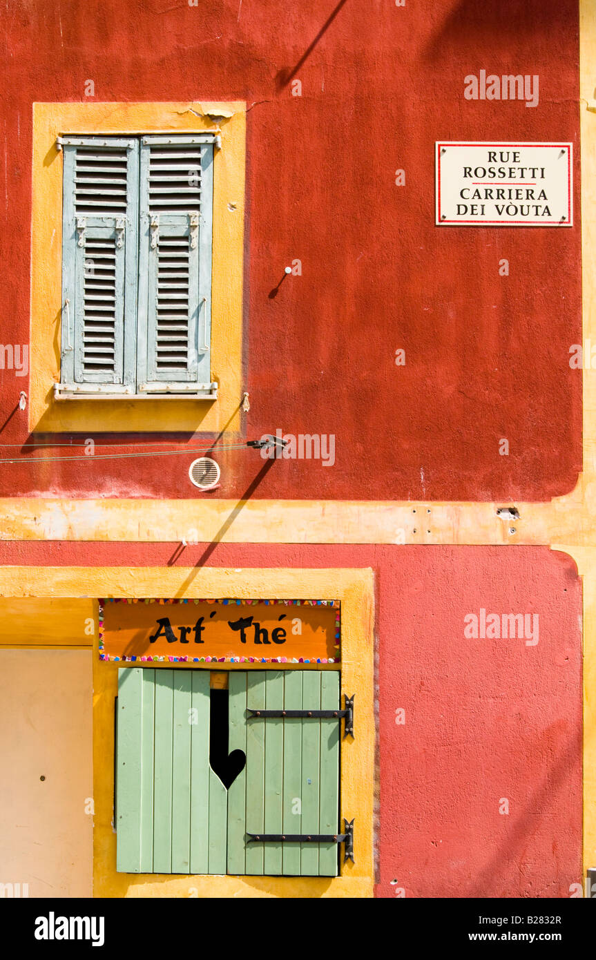 Le finestre e le persiane di un variopinto edificio antico, Vieux Nice, Cote d'Azur, in Francia Foto Stock