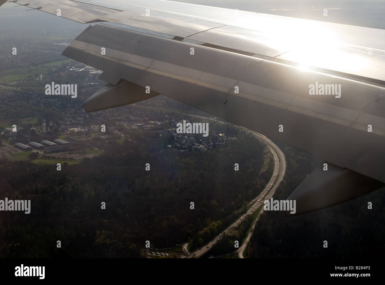 L'ala di un aereo commerciale venuta in terra presso l'aeroporto di Colonia/Bonn, Renania settentrionale-Vestfalia (Germania). Foto Stock