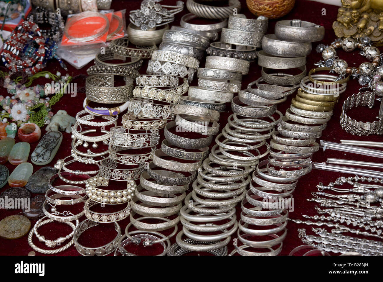 Bracciali per la vendita in negozi di souvenir in stallo un Ping Guilin Cina Foto Stock