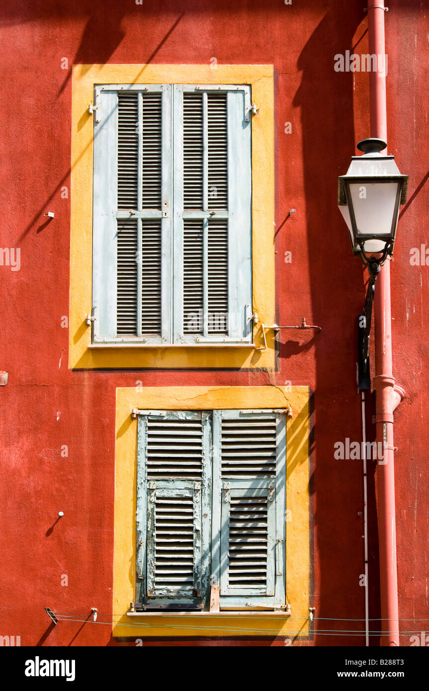 Le finestre e le persiane colorate del vecchio edificio, Vieux Nice, Cote d'Azur, in Francia Foto Stock