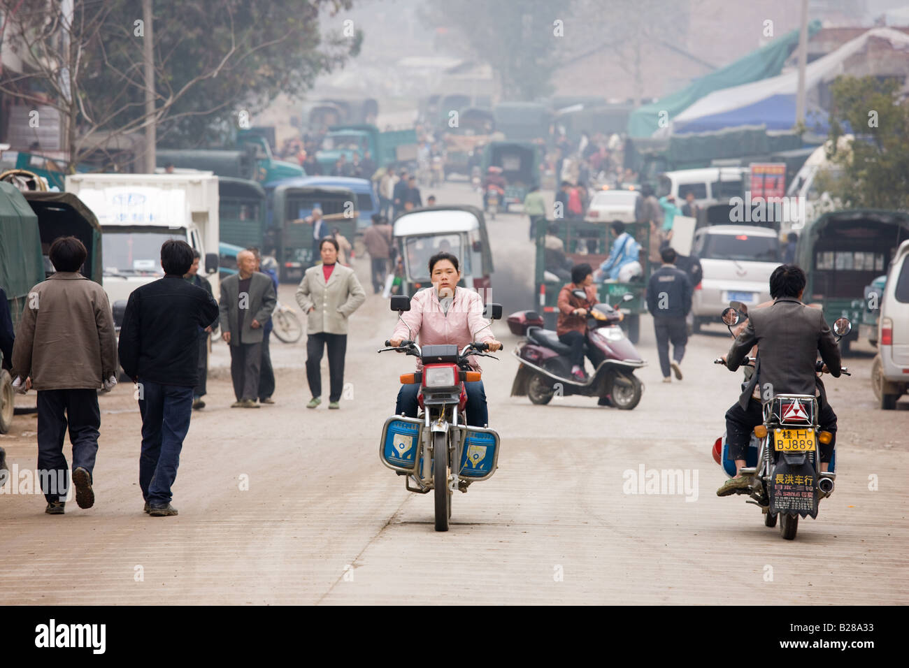 Giorno di mercato nella città di Baisha vicino a Guilin Cina Foto Stock