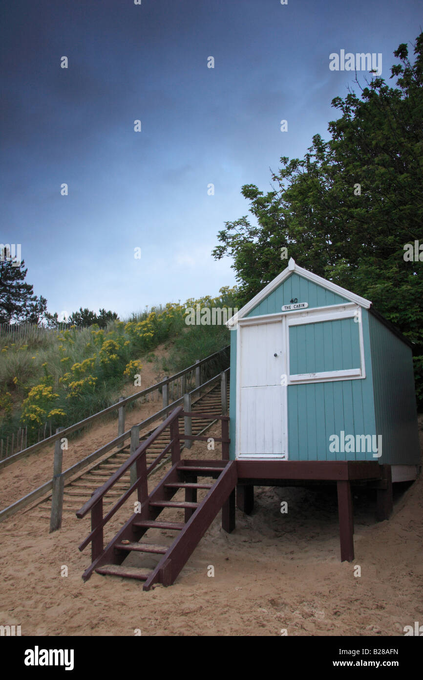 Un capanno sulla spiaggia a Wells accanto al mare, Norfolk. Crepuscolo. Foto Stock