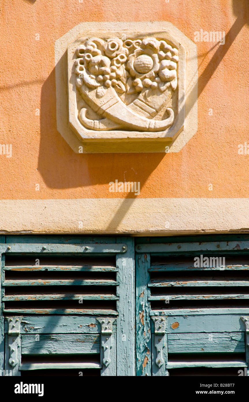 Vecchia persiana e lavori decorativi in pietra, Vieux Nice, Cote d'Azur, in Francia Foto Stock
