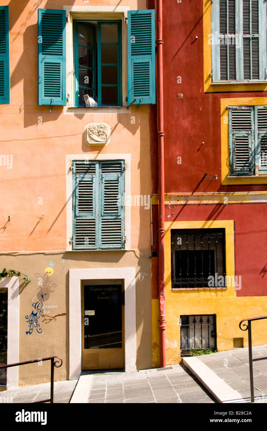 Le vecchie finestre e otturatore di variopinti edifici, Vieux Nice, Cote d'Azur, in Francia Foto Stock