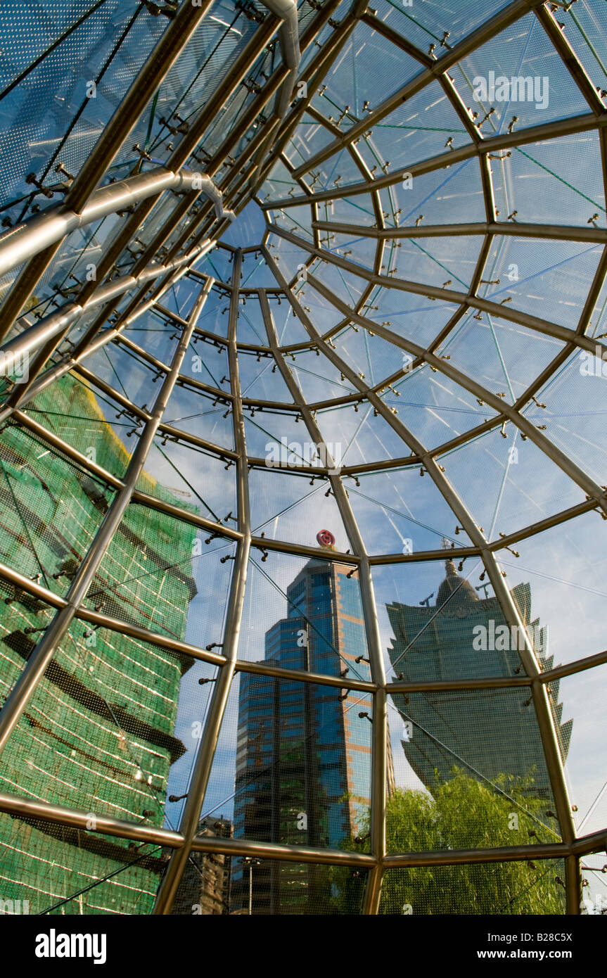 Vista dall'interno della costruzione in vetro con casinò e hotel blue sky come basckground Foto Stock