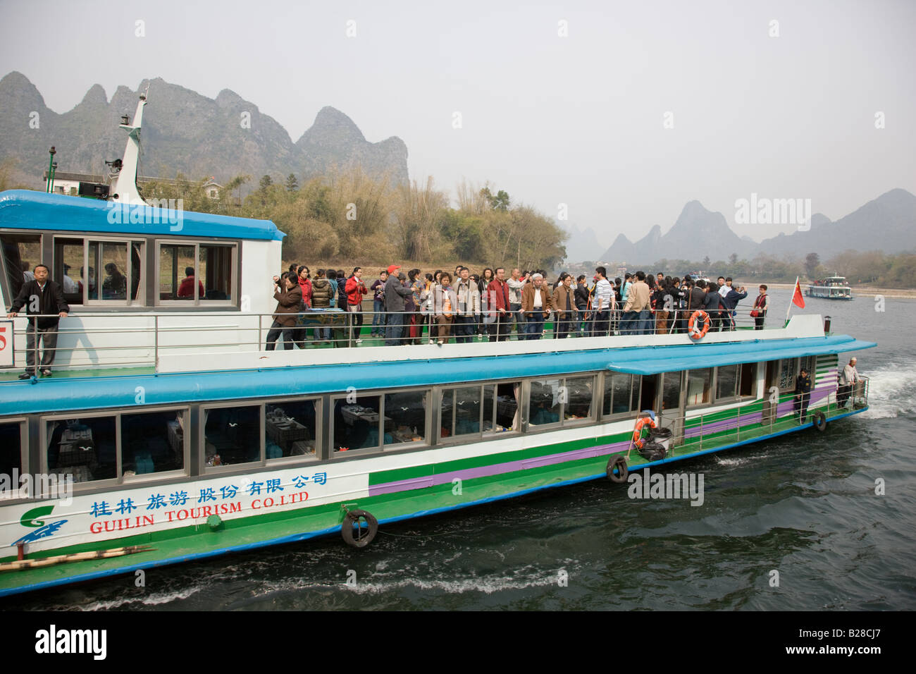 Imbarcazione turistica da Guilin Turismo Co Ltd porta turisti cinesi lungo il Fiume Li tra Guilin e Yangshuo Cina Foto Stock