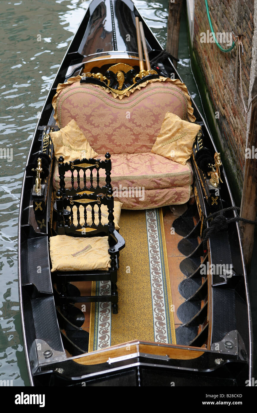 Un vuoto che la gondola in attesa di una tariffa a Venezia Foto Stock
