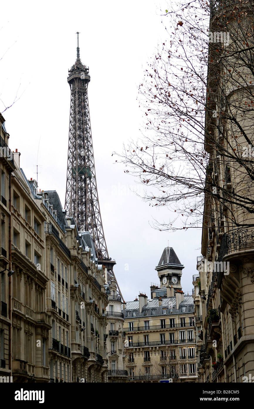 Una Vista Della Torre Eiffel Dalle Strade Di Parigi Foto Stock Alamy