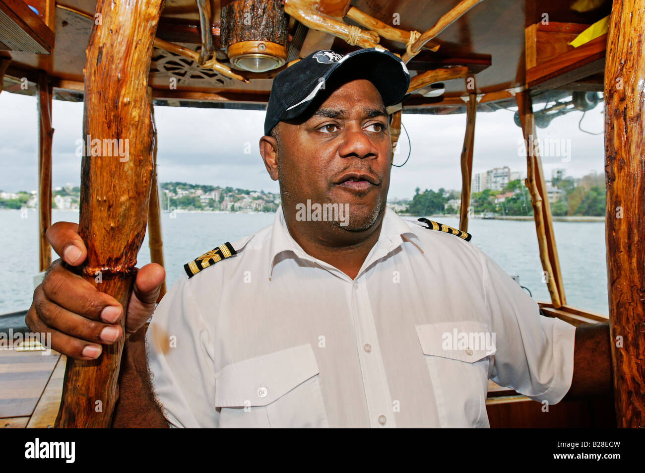 Aboriginal tourguide durante una crociera guidata di "guerriero tribale' nel porto di Sydney, Nuovo Galles del Sud, Australia Foto Stock