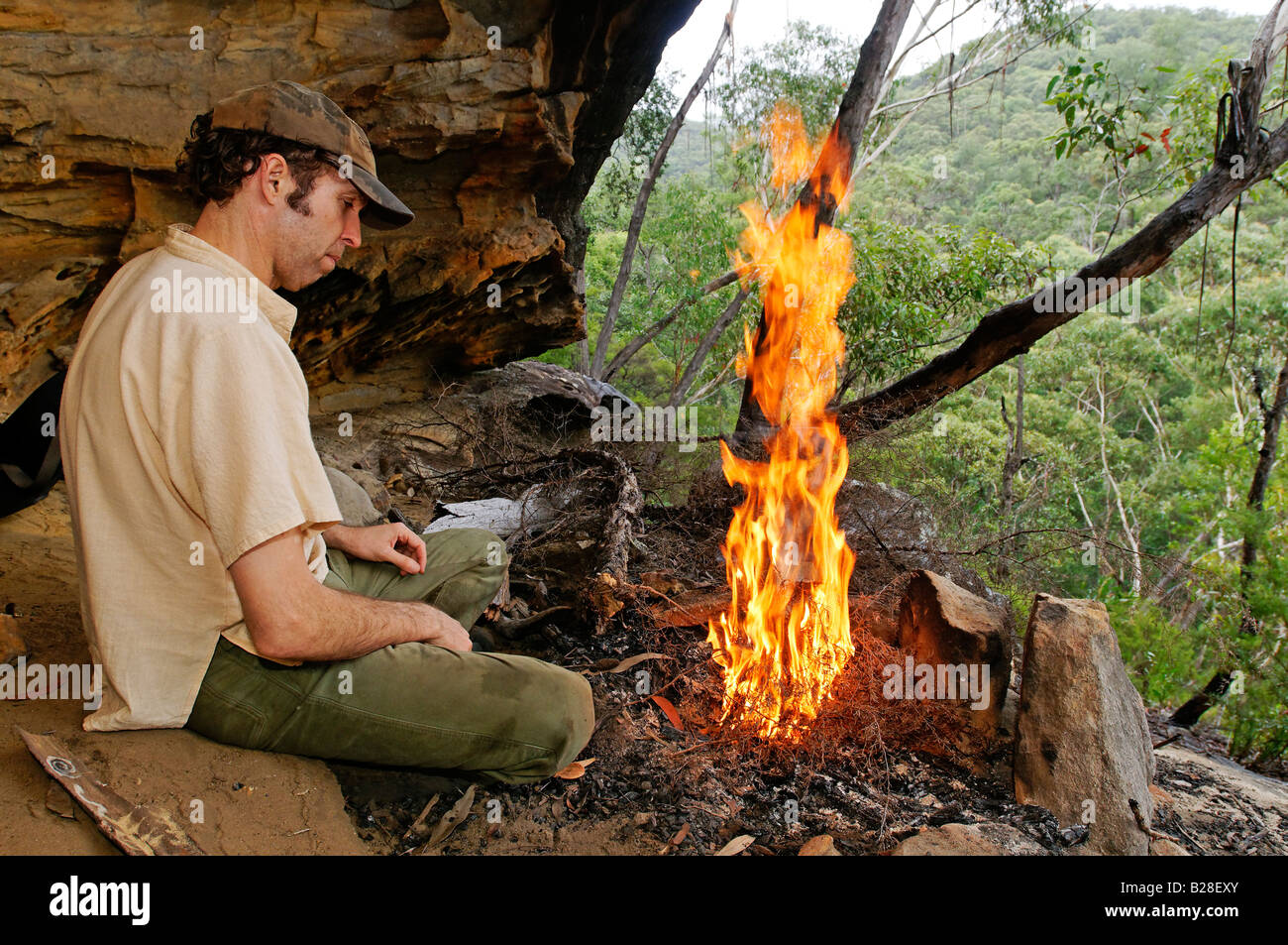 Aboriginal tourguide durante un tour guidato a seguito di una songline, Blue Mountains, Nuovo Galles del Sud, Australia Foto Stock