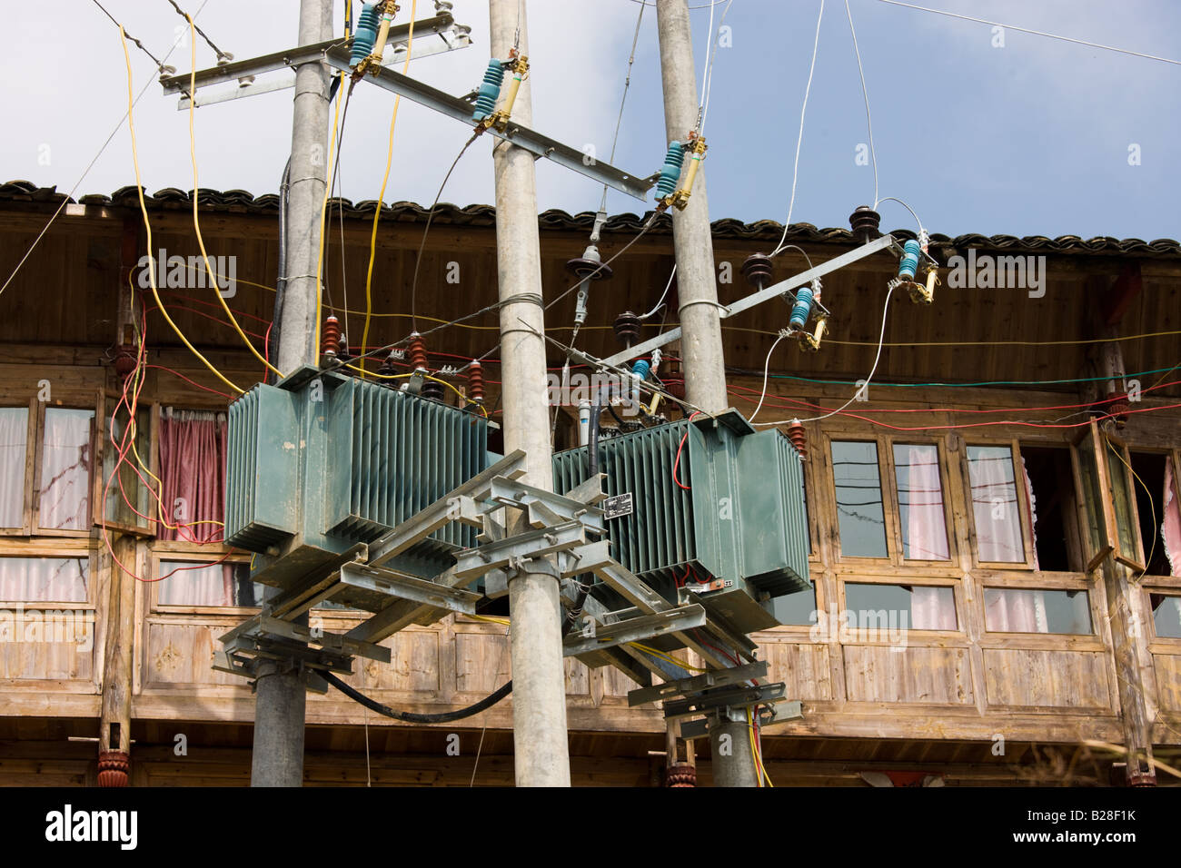 Palo del telegrafo con telefono e linee di alimentazione installato nel villaggio di montagna di Ping Un Longsheng vicino a Guilin Cina Foto Stock