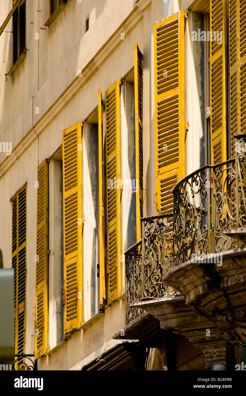 Finestra giallo shutter e balconi in metallo, Vieux Nice, Cote d'Azur, in Francia Foto Stock