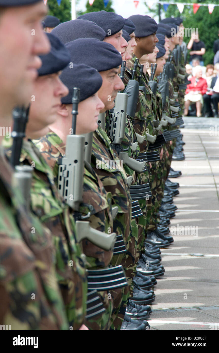 Membri della British esercito territoriale su parade come essi ricevono la libertà della città di Southampton Foto Stock