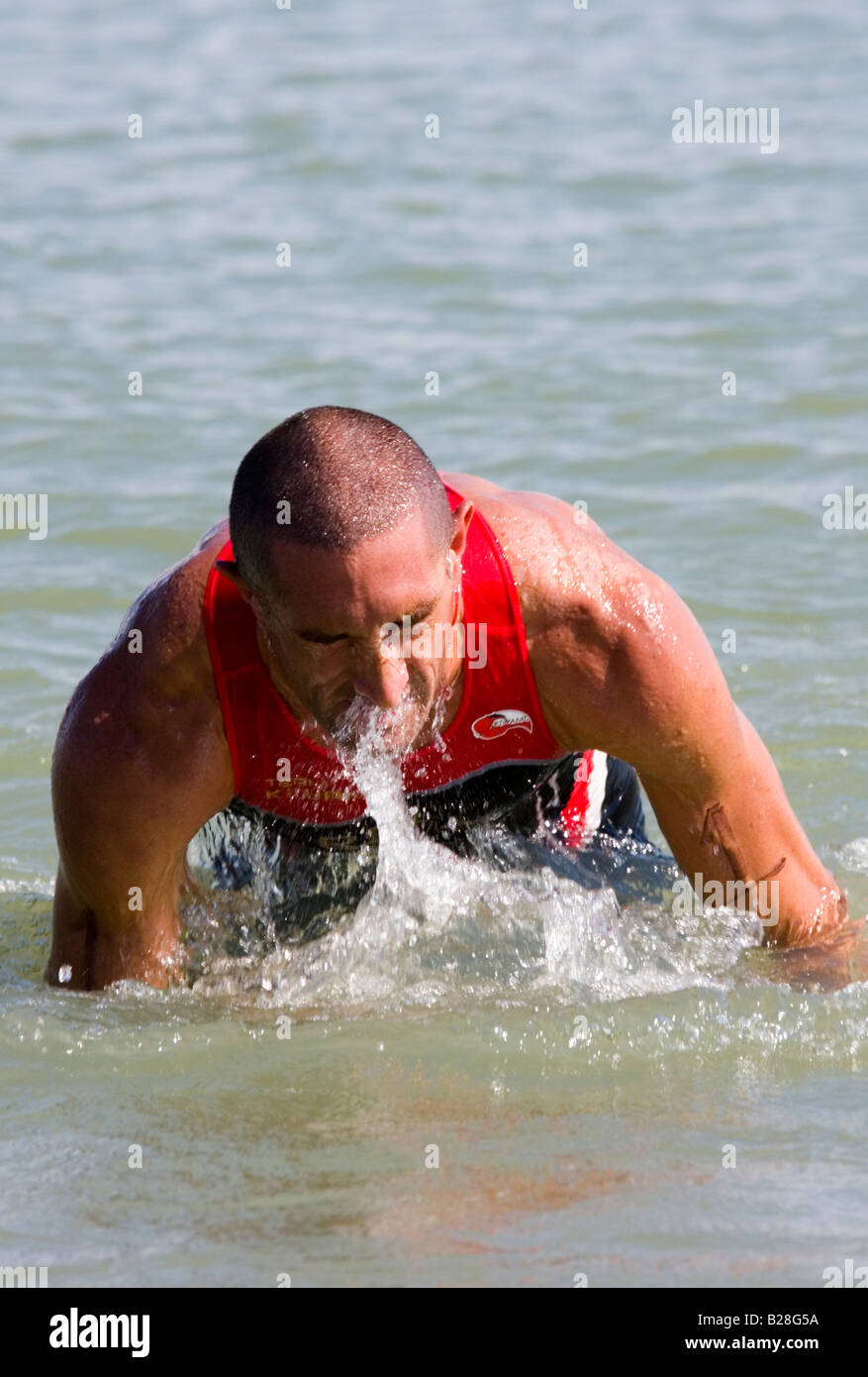 Matt Reed esce dal nuotare Foto Stock