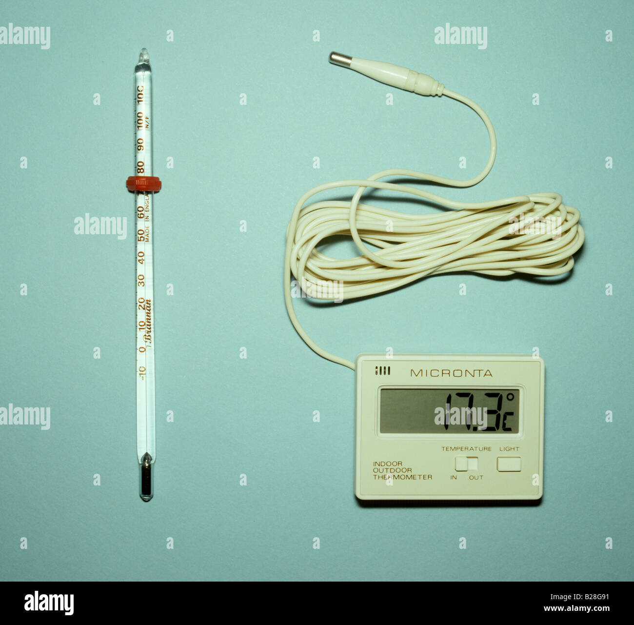 Un termometro digitale accanto a un termometro a mercurio Foto Stock