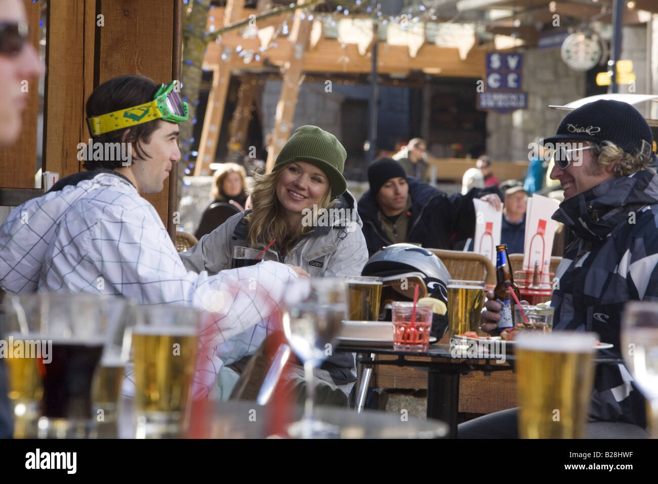 I giovani adulti godono di un dopo sci Whislter drink Village della Columbia britannica in Canada Foto Stock