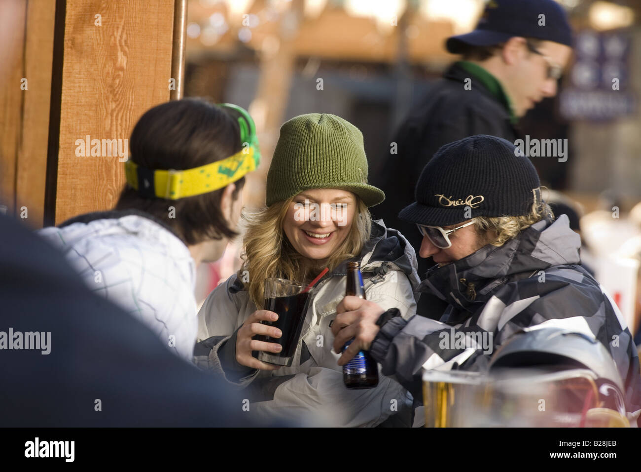 I giovani adulti godono di un dopo sci Whislter drink Village della Columbia britannica in Canada Foto Stock