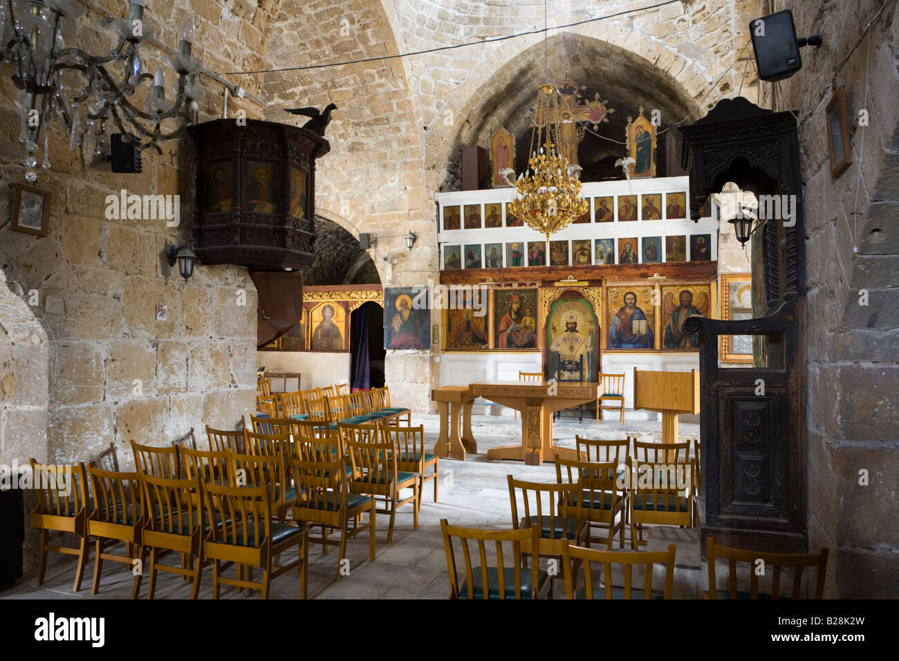 L'interno di Agia Kiriaki Chrysopolitissa chiesa costruita sul luogo di una basilica paleocristiana a Kato Pafos, Cipro Foto Stock