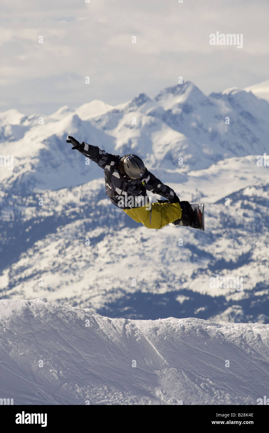 Gli appassionati di snowboard godendo lo snowboard park Whistler della Columbia britannica in Canada Foto Stock