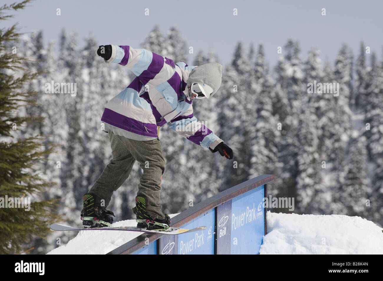 Gli appassionati di snowboard godendo lo snowboard park Whistler della Columbia britannica in Canada Foto Stock