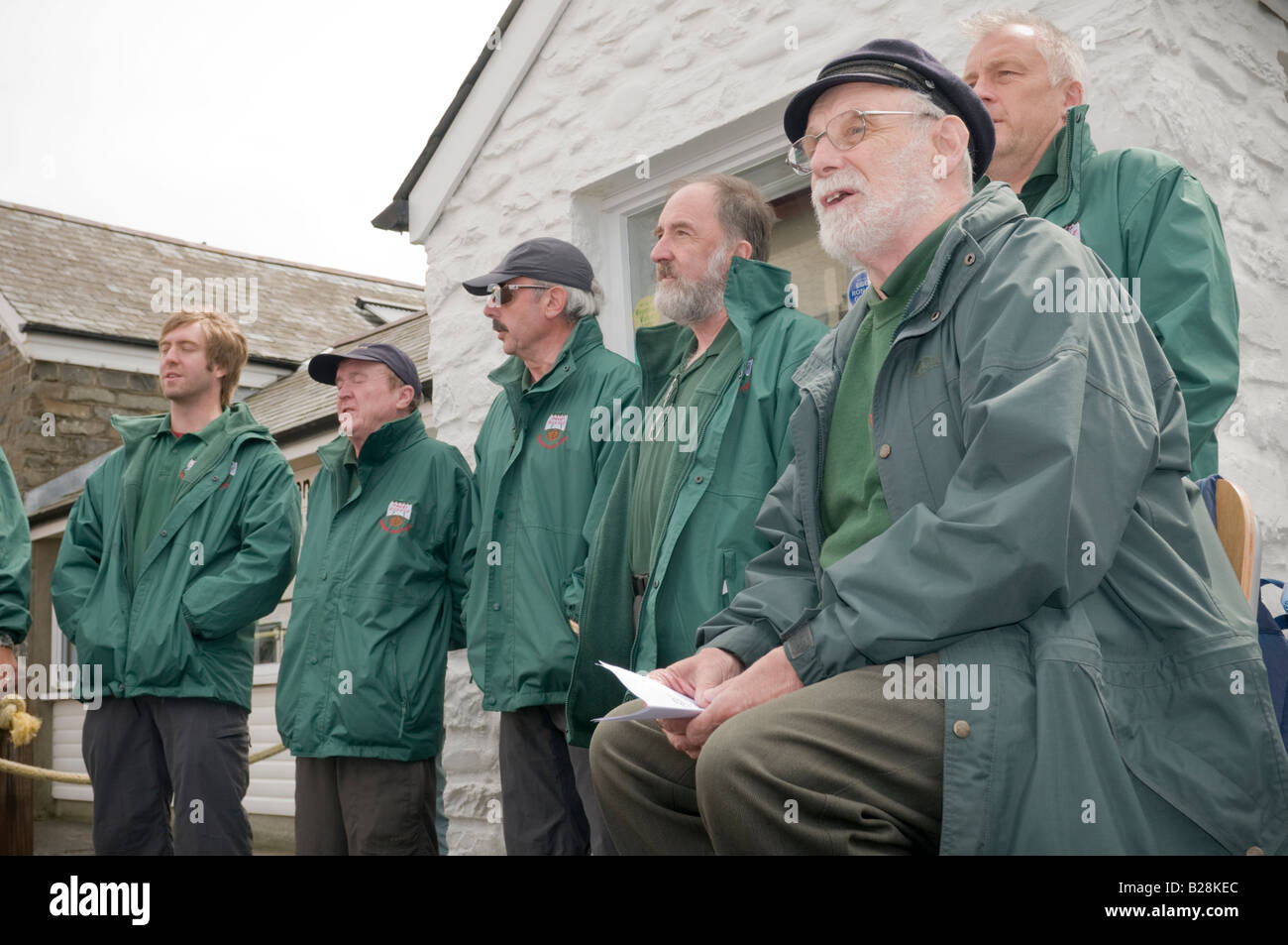 Gli uomini cantano sea shanties Cardigan Bay seafood festival Ceredigion Aberaeron Galles Rinkle larghi Shantymen Swansea Foto Stock