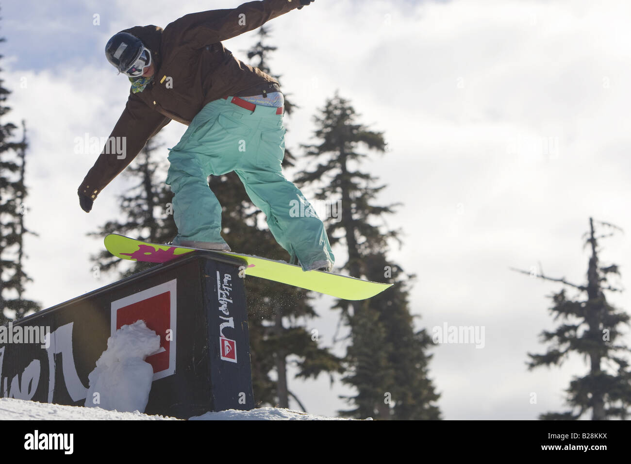 Gli appassionati di snowboard godendo lo snowboard park Whistler della Columbia britannica in Canada Foto Stock