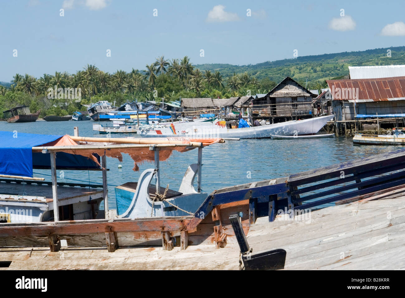 Il Maumere porto di pesca con tracce visibili dell'onda di marea (Indonesia). Le port de pêche de Mauméré et les traces du tsunami Foto Stock