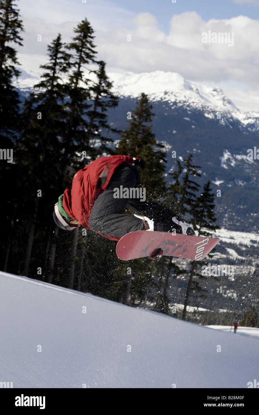 Gli appassionati di snowboard godendo lo snowboard park Whistler della Columbia britannica in Canada Foto Stock
