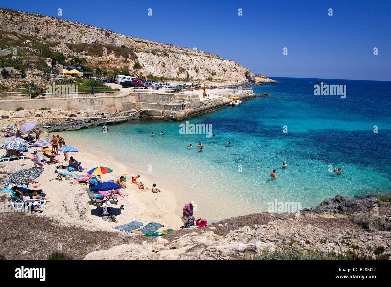 Angolo di alta vista di turisti sulla spiaggia, Hondoq Bay, Gozo, Malta Foto Stock