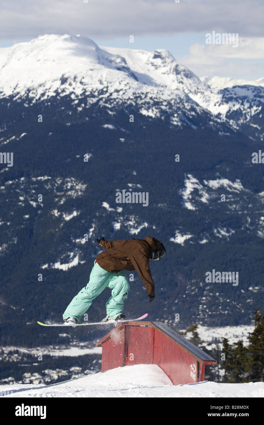 Gli appassionati di snowboard godendo lo snowboard park Whistler della Columbia britannica in Canada Foto Stock