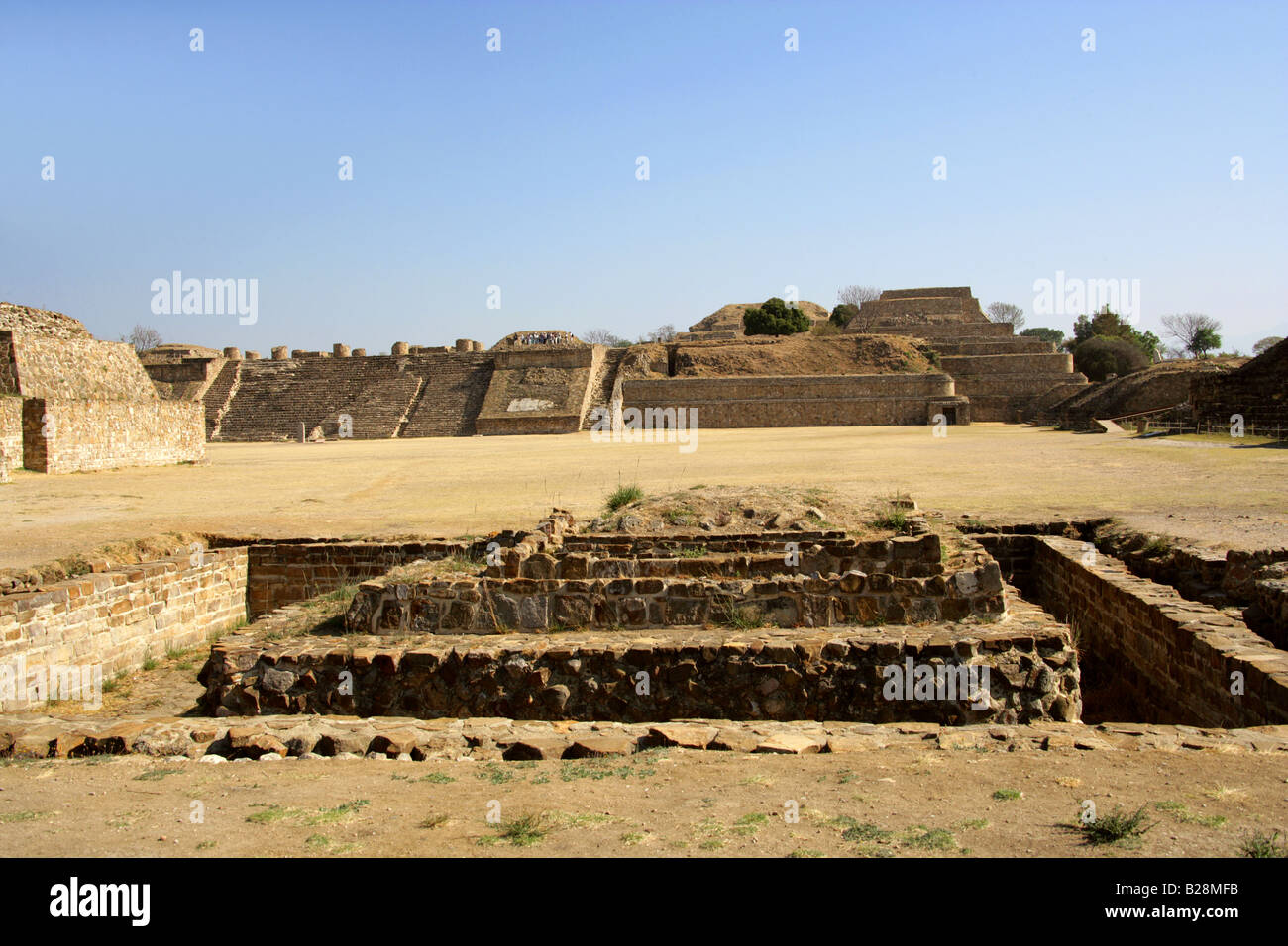 Il Santuario con piattaforma Nord colonnato in background, Monte Alban, Oaxaca, Messico Foto Stock