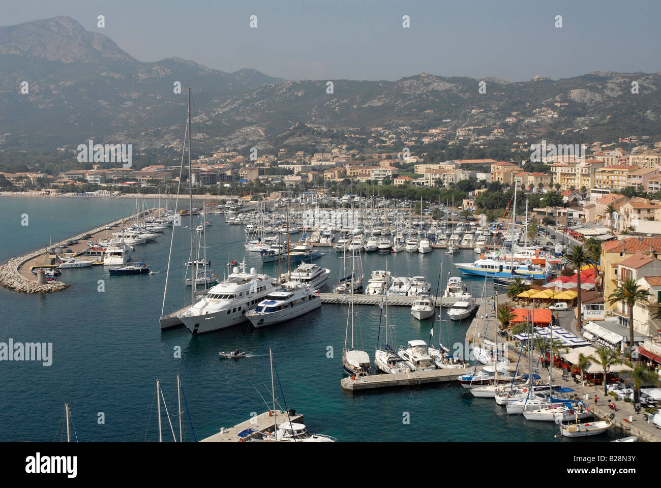Barche di lusso moared presso il porto di Calvi in Corsica del Nord Foto Stock