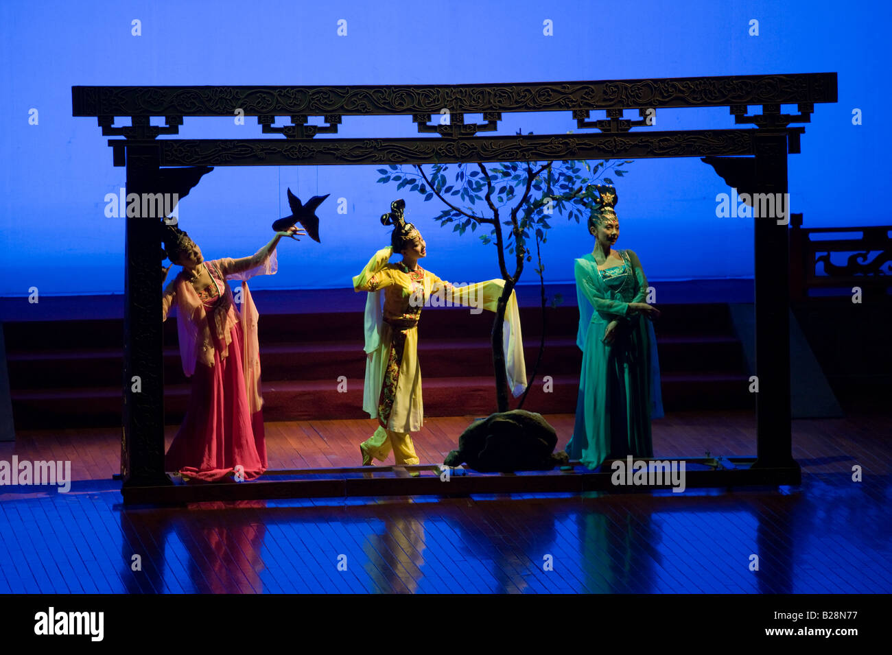 Ballerini di eseguire nel codolo spettacolo di danza Shaanxi Grand Opera House Xian Cina Foto Stock