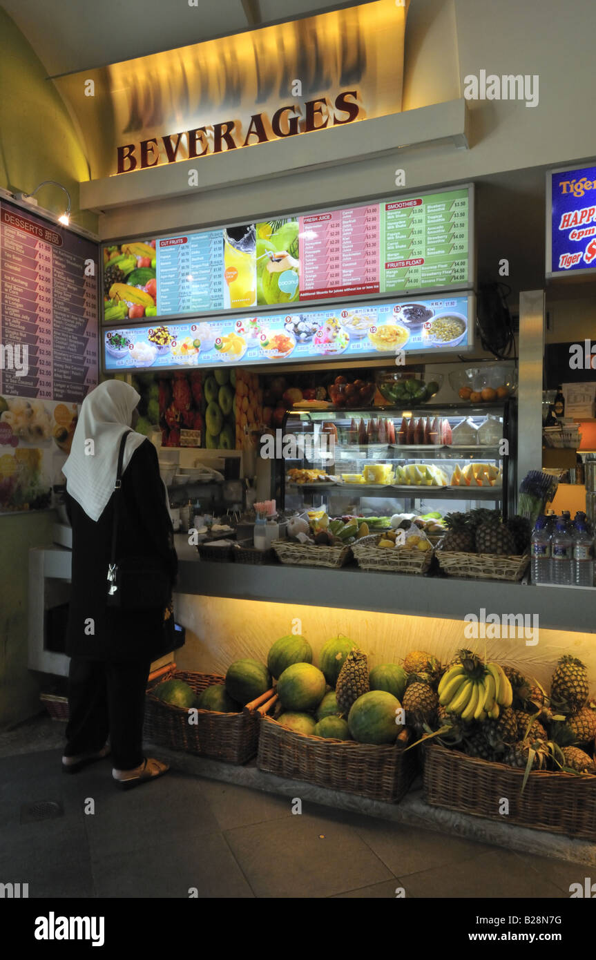 Pressione di stallo di frutta al Singapore foodcourt Foto Stock