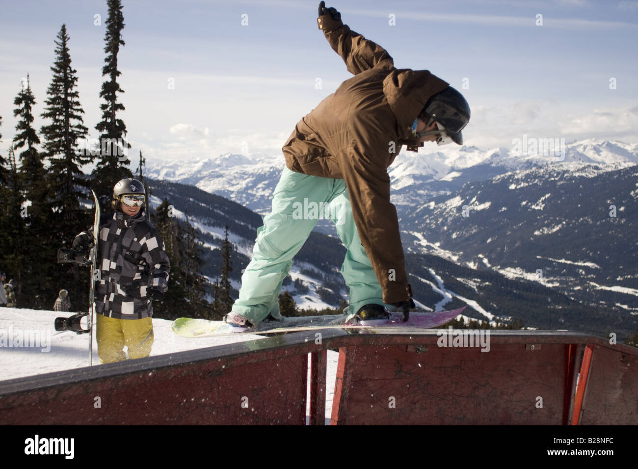 Gli appassionati di snowboard godendo lo snowboard park Whistler della Columbia britannica in Canada Foto Stock