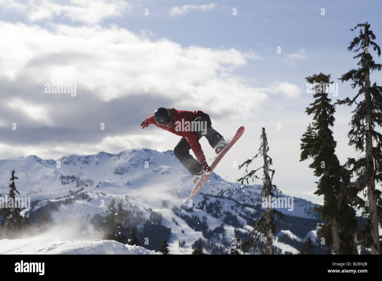 Gli appassionati di snowboard godendo lo snowboard park Whistler della Columbia britannica in Canada Foto Stock