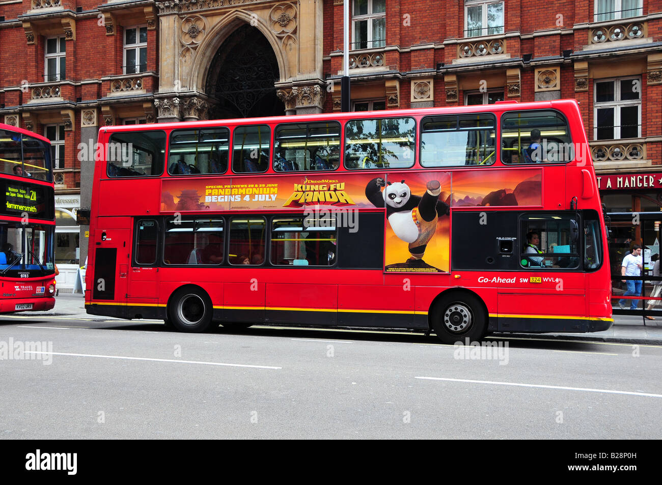 Bus rosso a due piani, London, Regno Unito Foto Stock